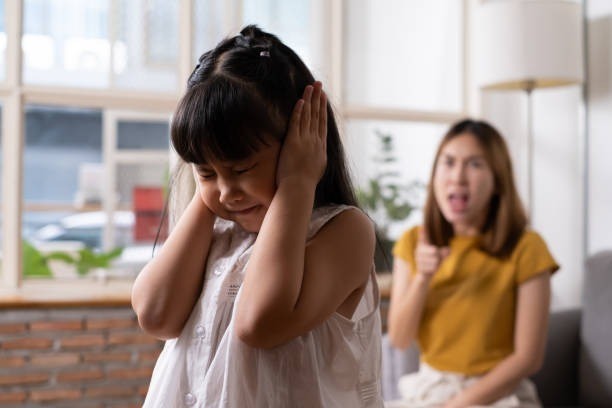 anak tidak boleh diancam, dampak mengancam anak, pola komunikasi positif, parenting tanpa ancaman, ancaman pada anak, cara mendisiplinkan anak, parenting ibu muda, komunikasi efektif dengan anak, cara bicara yang baik ke anak